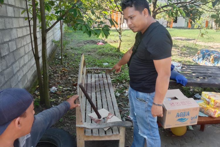 Petugas mengamankan barang bukti berupa batang besi yang digunakan pelaku Rio Maharani (42), warga Desa Tales, Kecamatan Ngadiluwih, Kabupaten Kediri, Jawa Timur, menganiaya Ali Nurhasan (45), kakak kandungnya, hingga tewas, Minggu (14/5/2023). Dalam peristiwa itu diduga pelaku mengalami gangguan kejiwaan.