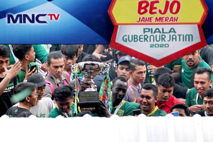 Kapten Persebaya Surabaya Makan Konate membawa trofi juara Piala Gubernur Jatim 2020 di Stadion Gelora Delta Sidoarjo, Jawa Timur, Kamis (20/02/2020) sore.
