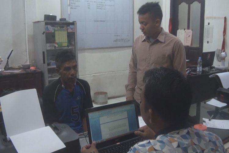 Nasir (43 tahun) pelaku pembunuhan istrinya dan pria teman selingkuhannya menjalani pemeriksaan lanjutan di ruang pidana umum Polres Ogan Komering Ilir,Selasa (2/4/2019) 