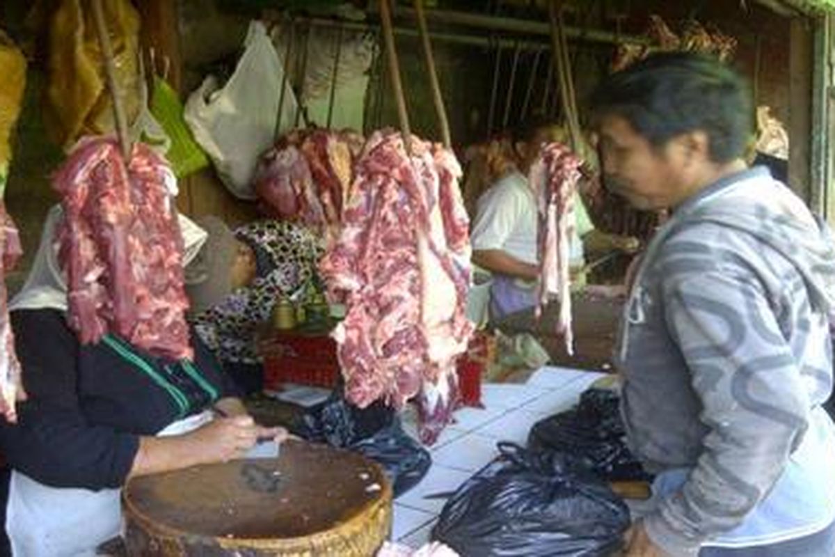 Daging sapi segar banyak dijual pedagang daging grosir di Jalan Banteng Raya, Semarang, Jawa Tengah, Minggu (17/6/2012).