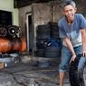 Junaedi, 35 Tahun Jadi Tukang Tambal Ban, Mampu Kuliahkan Anaknya