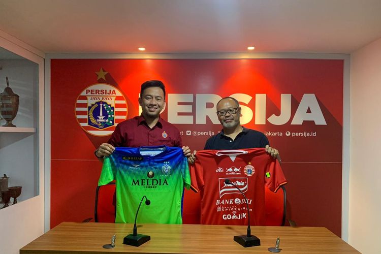 Direktur Bisnis dan Marketing Persija Jakarta, Andhika Suksmana (kanan), bersama dengan Kiyoshi Sekiguchi selaku Technical Director International Project Manager dari Shonan Bellmare saat bertemu di Kantor Persija, di Jakarta, Kamis (11/7/2019). Pertemuan dilakukan terkait kerja sama yang dilakukan kedua klub.
