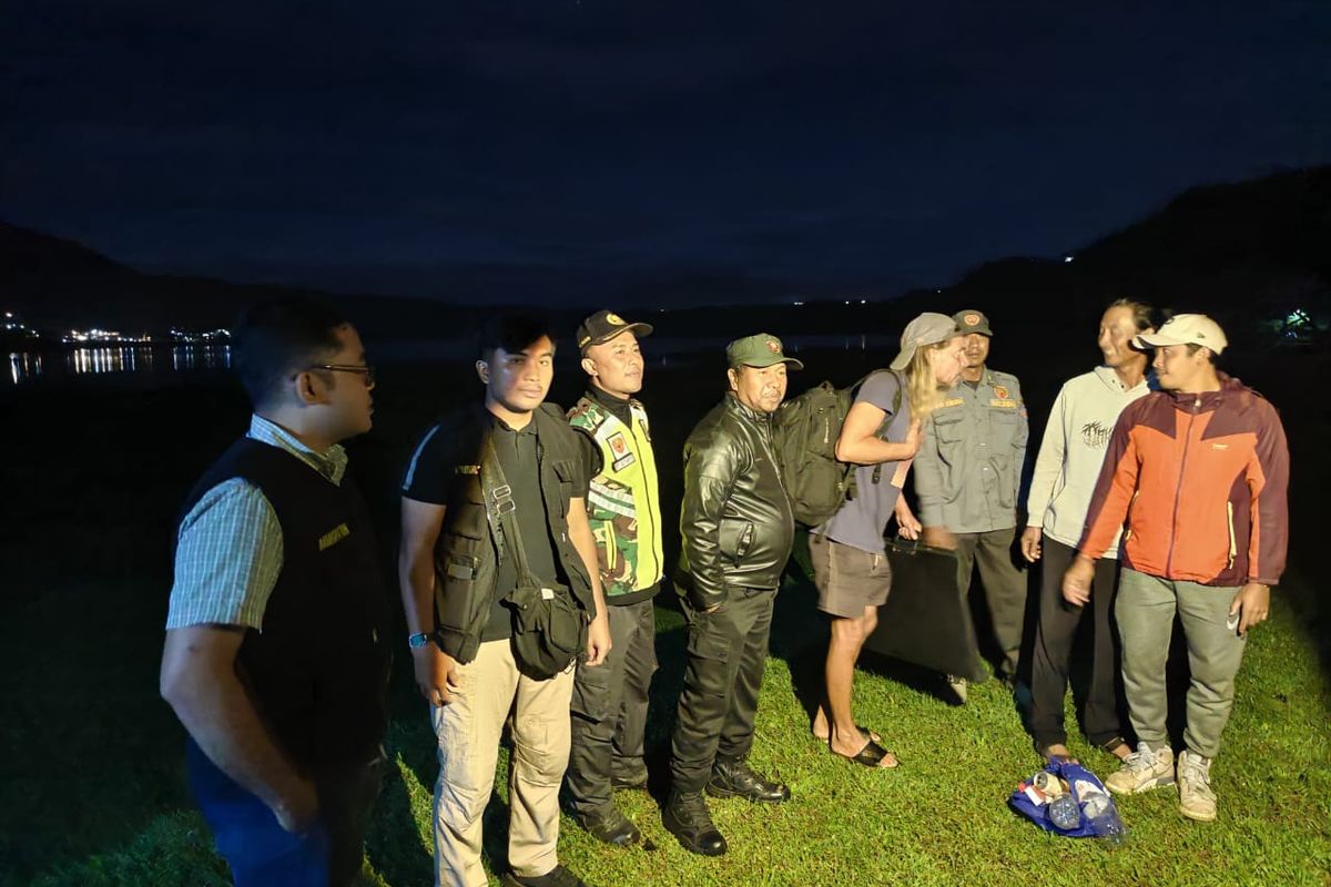 Petugas Imigrasi saat mengamankan WNA asal Estonia berinisial PM (47) yang berulah di kawasan wisata Ulun Danu Bulian, Desa Pancasari, Sukasada, Kabupaten Buleleng, Provinsi Bali, Senin (12/5/2025) malam.