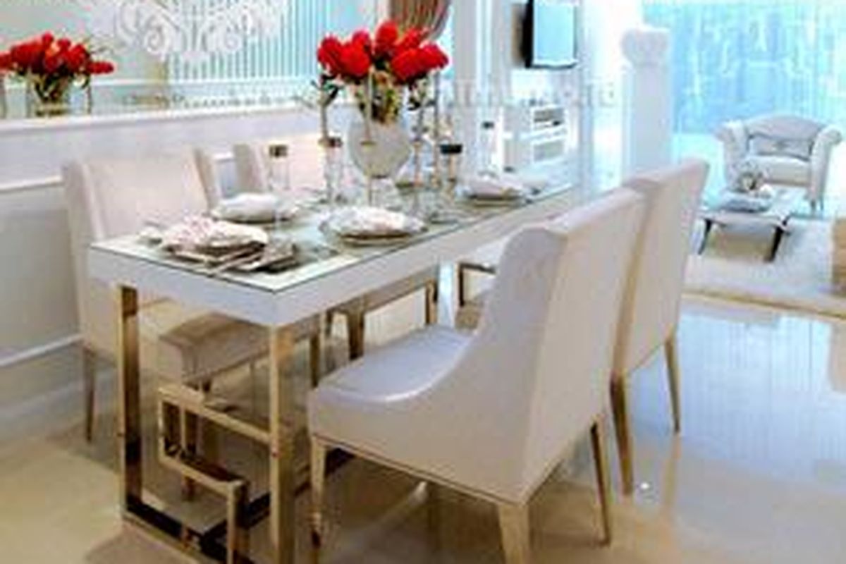 Meski kecil dan tampak tak berarti, rangkaian bunga warna merah berperan vital di ruangan ini. Merah menjadi  sumber 