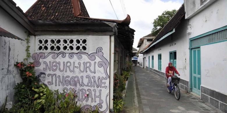 Ilustrasi: Pesepeda melintas di depan rumah joglo di kawasan cagar budaya Kotagede, Yogyakarta, Jumat (1/4/2011).  