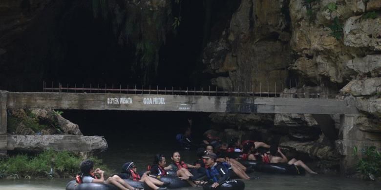 Mengambang di atas ban karet. Memasuki mulut obyek wisata Goa Pindul di Desa Bejiharjo, Karangmojo, Gunung Kidul, DI Yogyakarta.