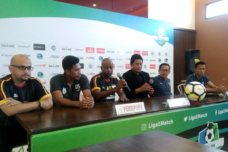 Perwakilan pemain dan pelatih Persela Lamongan serta Persipura Jayapura dalam sesi jumpa pers sebelum pertandingan, Sabtu (28/7/2018).