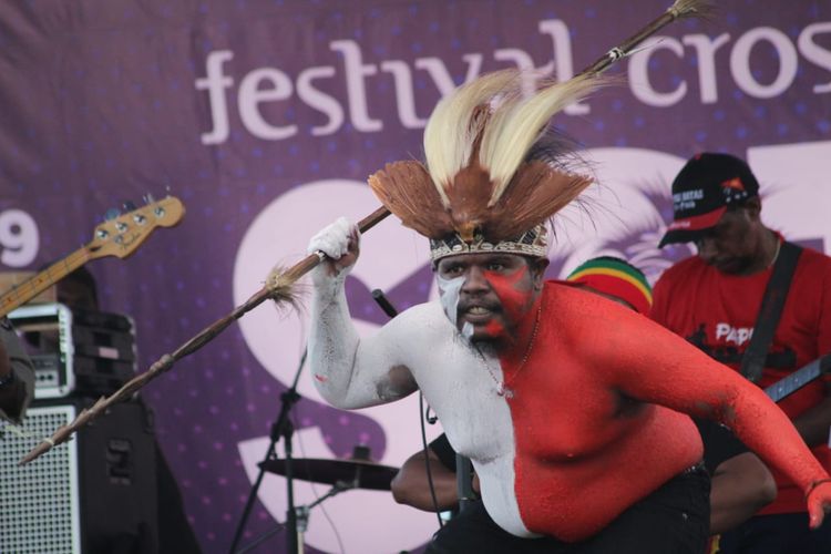 Sejumlah tarian dibawakan untuk memeriahkan Festival Crossborder Sota 2019.