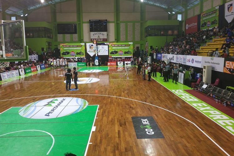 GOR Pacific, Surabaya, Jawa Timur, yang menjadi lokasi penyelenggaraan seri ke-6 IBL Pertamax 2018-2019 kembali mengalami kebocoran atap saat turunnya hujan deras pada Minggu (3/2/2019) sore.
