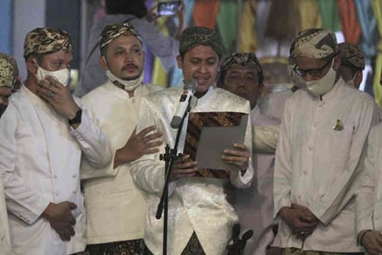 PRA Luqman Zulkaedin sudah resmi dinobatkan sebagai Sultan Sepuh XV Keraton Kasepuhan Cirebon, Jawa Barat, untuk menggantikan mendiang Ayahnya yang merupakan Sultan Sepuh XIV.