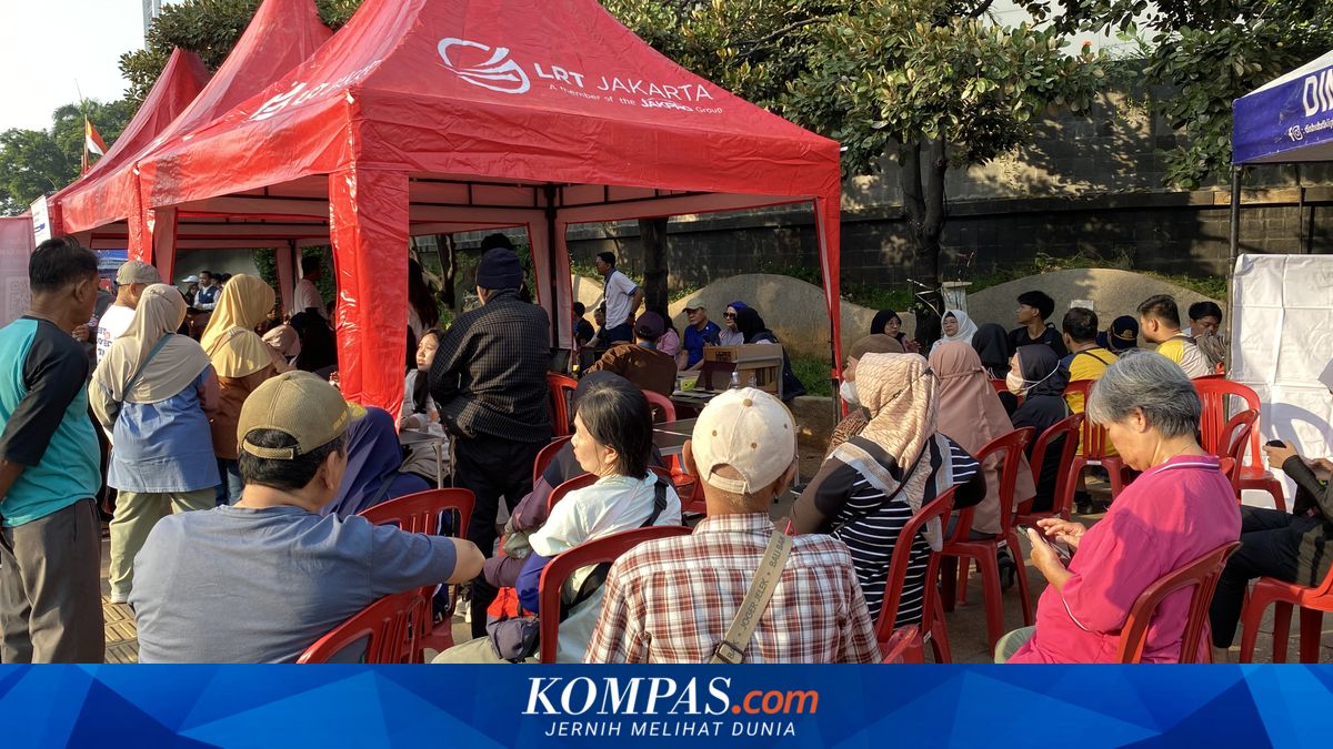"Saya Sering Naik Transjakarta untuk Berobat" Senangnya Lansia Dapat Kartu Transportasi Gratis
