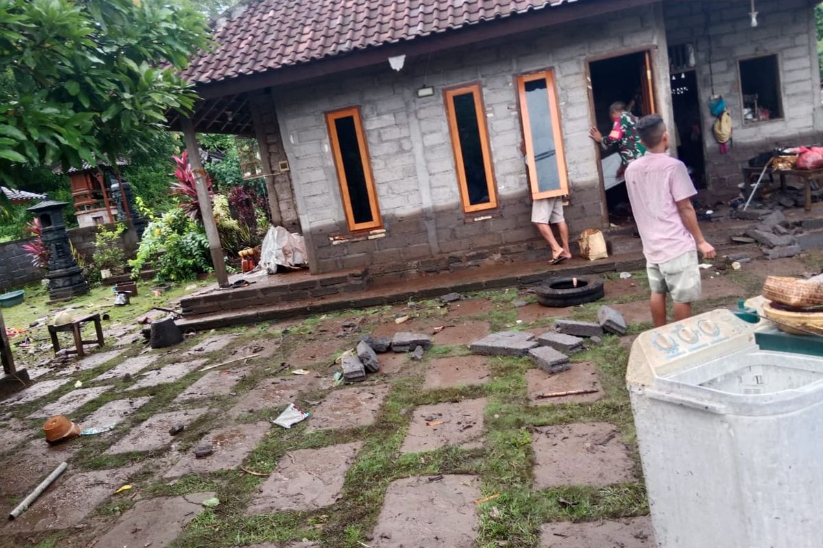 Kondisi rumah warga yang memgalami kerusakan akibat diterjang banjir bandang di Desa Sumberklampok, Kecamatan Gerokgak, Kabupaten Buleleng, Provinsi Bali, Senin (27/1/2025).
