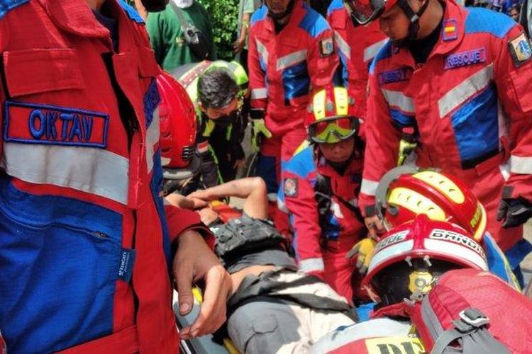 Personel Damkar Jakarta Timur mengevakuasi penumpang JakLingko yang terjepit di kursi penumpang, Pulogadung, Rabu (26/4/2023). (Dokumentasi Damkar Jakarta Timur)