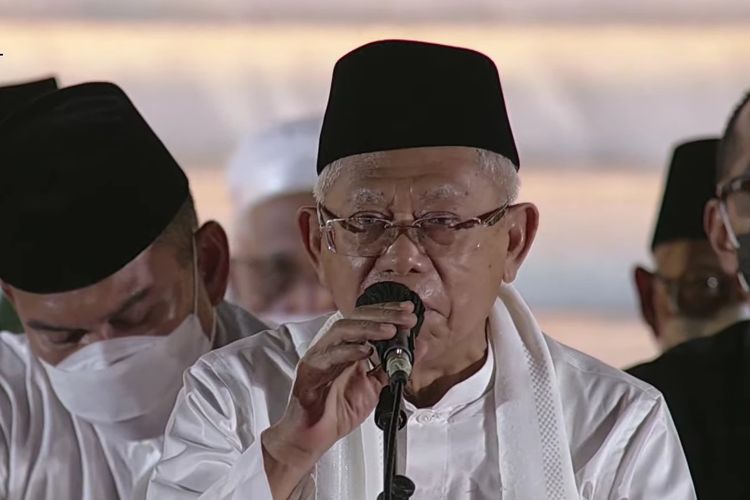 Wakil Presiden Ma'ruf Amin memberikan tausiyah dalam acara zikir dan doa kebangsaan 77 tahun Indonesia Merdeka di halaman Istana Merdeka, Jakarta, Senin (1/8/2022) malam.