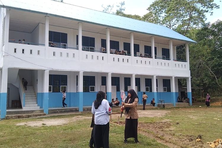 Seorang siswa SMP inisial LMA (14) dicambuk enam kali oleh seorang oknum gurunya sendiri inisial LB (49), dengan menggunakan seutas rotan kecil di sekolahnya di SMP Negeri 19 di Kelurahan Kaisabu Baru, Kecamatan Sorawolio, Kota Baubau, Sulawesi Tenggara.