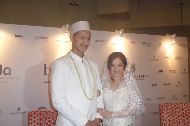 Tasya Kamila dan Randi Bachtiar berpose dalam jumpa pers pernikahannya di Mutiara Ballroom The Ritz-Carlton, Mega Kuningan, Jakarta Selatan, Minggu (5/8/2018).