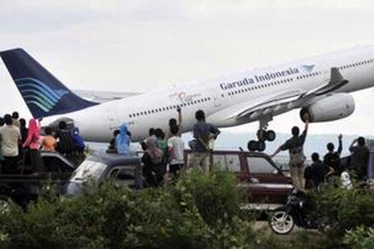 Ilustrasi: Garuda Indonesia akan segera melepas saham perdananya dalam waktu dekat. Banyak pihak khawatir saham dilepas dengan harga murah. Kabar yang beredar, saham akan dilepas Rp 1.000 per lembar. Akan tetapi itu dibantah Meneg BUMN Mustafa Abubakar, Rabu (12/11/2010). Kata Mustafa, itu masih spekulasi. Harganya belum final.