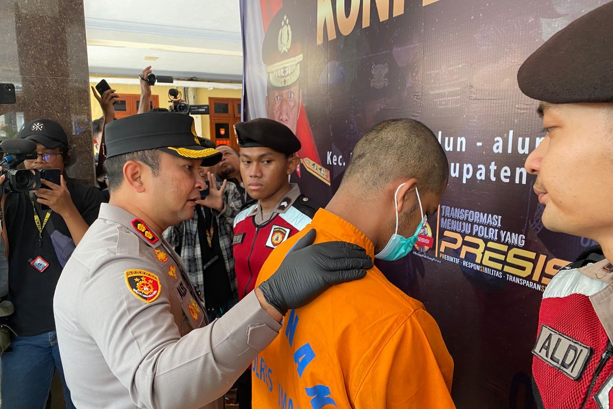 TikToker Macan Arab Lumajang tertunduk saat diumumkan sebagai tersangka penganiayaan, Rabu (28/5/2025)