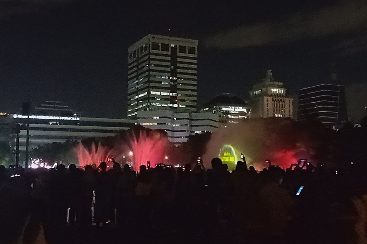 Pertunjukan Air Mancur Menari di Monas Meriahkan Malam Tahun Baru 2025