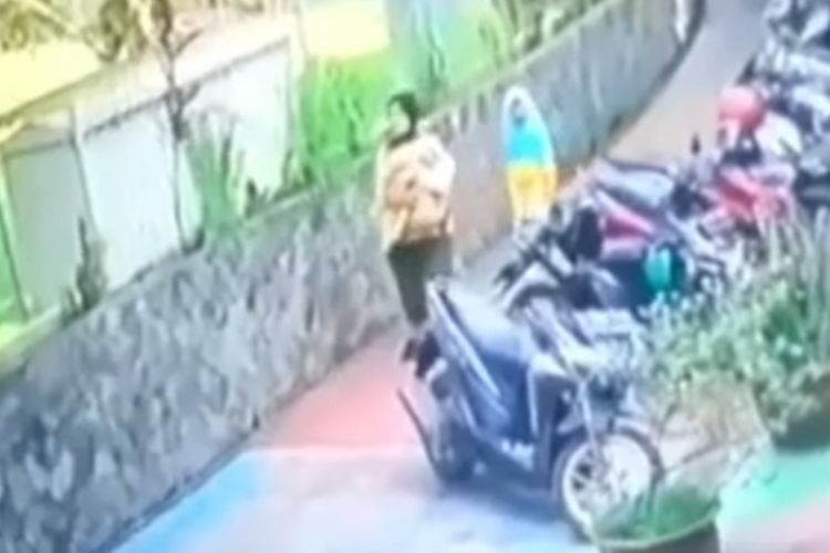 Seorang perempuan diduga mencuri dua tas pengunjung kolam renang yang berada di Gelanggang Olahraga (GOR) Ciracas, Jakarta Timur, Sabtu (24/9/2022).