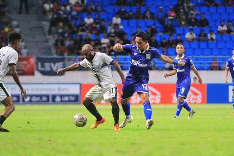 Persiba Balikpapan saat melawan Persipura Jayapura di Stadion Batakan