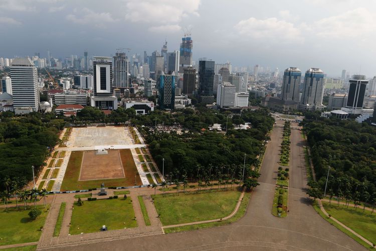 Suasana sepi di kawasan wisata Monumen Nasional, Jakarta, Senin (16/3/2020). Pemprov DKI Jakarta memutuskan menutup 24 tempat wisata di Jakarta mulai Sabtu (14/3/2020) hingga dua pekan ke depan sebagai upaya pencegahan menyebarnya virus corona (Covid-19).