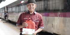 Dompet Dhuafa Bagikan THR untuk 50 Porter Stasiun Pasar Senen, Apresiasi bagi Pejuang Keluarga