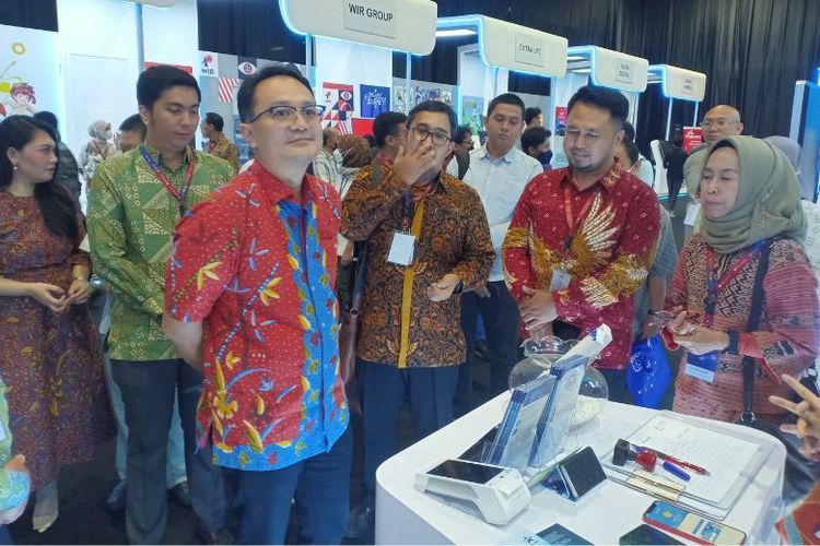 Wakil Menteri Perdagangan Jerry Sambuaga saat meninjau stan di Festival Ekonomi Keuangan Digital Indonesia di JCC Senayan.