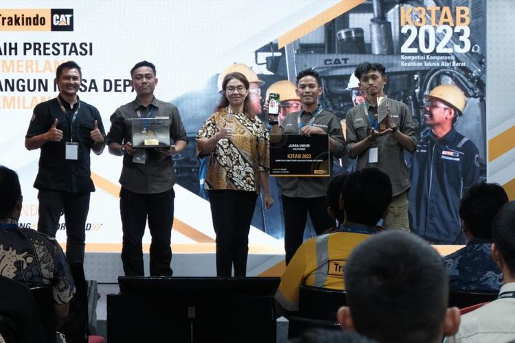 PT Trakindo Utama Tbk atau Trakindo mengumumkan, SMKN 1 Balikpapan dan Politeknik Negeri Banjarmasin sebagai Juara Umum Kompetisi Kompetensi
Keahlian Teknik Alat Berat (K3TAB) 2023.