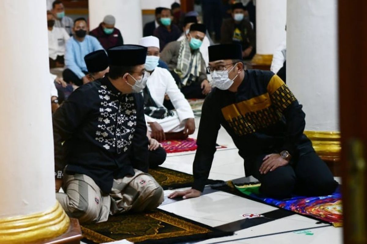 Gubernur DKI Jakarta Anies Baswedan (kiri) berbincang bersama Gubernur Jawa Barat Ridwan Kamil (kanan) di Masjid Agung Sumedang, Jawa Barat, Jumat (11/6/2021)