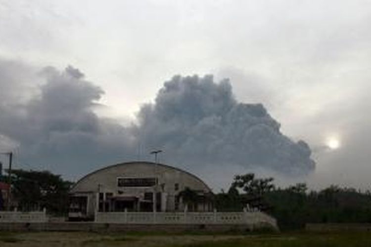 Abu vulkanik menyembur dari Gunung Kelud, Kabupaten Kediri, Jumat (14/2/2014), yang meletus pada Kamis (13/2/2014) pukul 22.50 WIB. Gunung itu menyemburkan material berupa kerikil dan abu hingga ketinggian 17 kilometer.