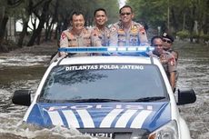 D-max Polda Jateng Terjang Banjir Setinggi Kap Mesin di Marina