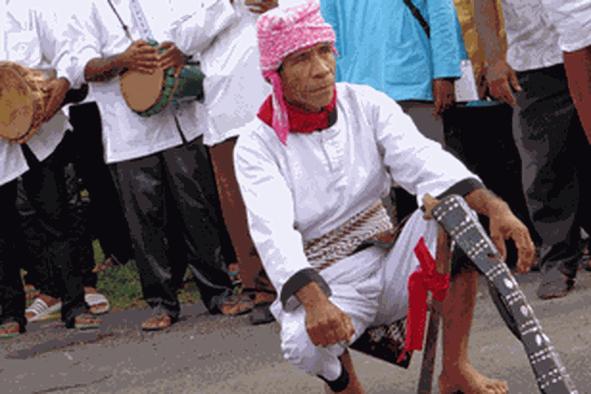 Upacara adat menyambut Hari Jadi Kota Tidore ke-905, Jumat (12/4/2013) di Kedaton Kie, Kesultanan Tidore, Maluku Utara.
