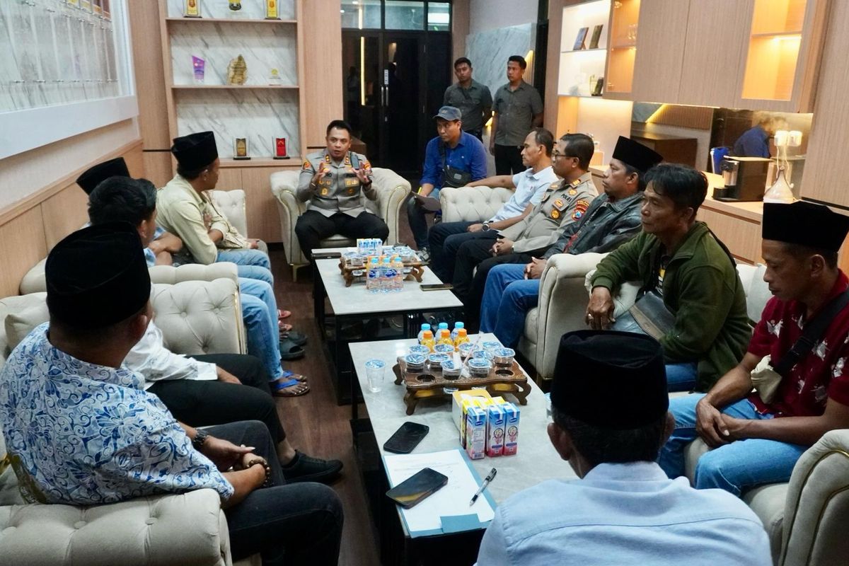 Kapolres Bangkalan, AKBP Hendro Sukmono melakukan mediasi dua kubu yang bentrok di Puskesmas Geger, Rabu (30/4/2025). 