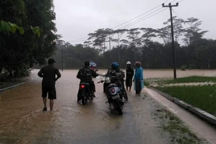 Sejumlah pengendara sepeda motor terjebak banjir di Ciemas, Sukabumi, Jawa Barat, Minggu (16/2/2020).