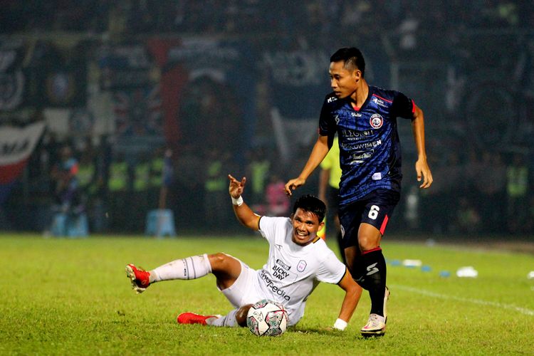 Pemain Arema FC Evan Dimas berhasil melalui pemain RANS Nusantara FC Sandi Sute saat uji coba yang berakhir dengen skor 4-0 di Stadion Kanjuruhan Kabupaten Malang, Selasa (7/6/2022) malam.