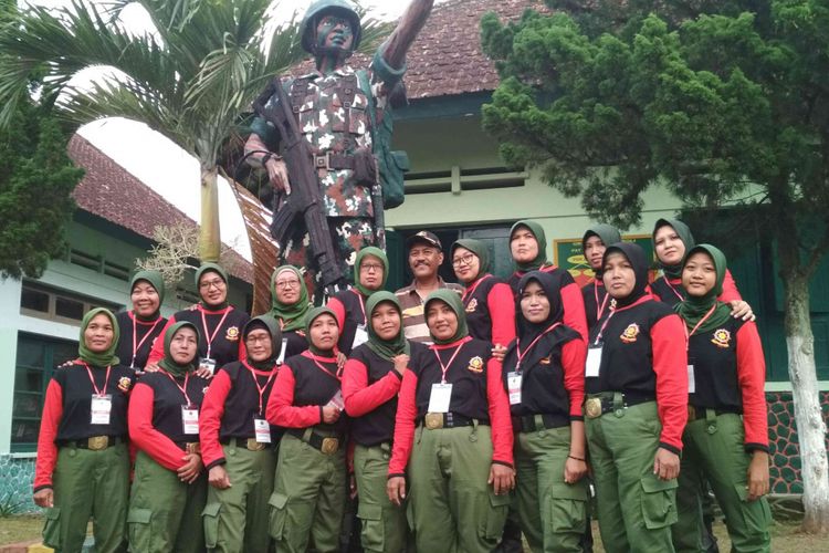 Para anggota Satlinmas atau hansip wanita ikut pelatihan menghadapi Pilkada Jateng 2018 di Secaba Rindam IV Diponegoro Kota Magelang, Jawa Tengah, Jumat (27/4/2018).