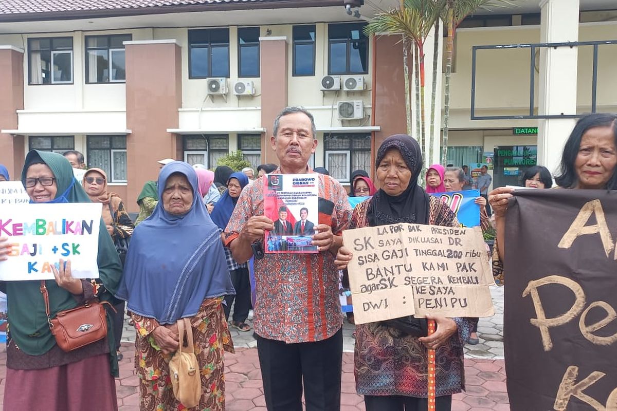 Para korban penipuan oknum Persit Dwi Rahayu saat mengawal sidang di Pengadilan Negeri Purworejo