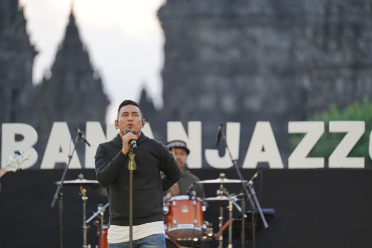 Penyanyi Rio Febrian tampil di Prambanan Jazz Online yang digelar di Candi Prambanan, Yogyakarta, Sabtu (18/7/2020).