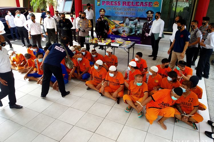 Puluhan orang tersangka dihadirkan pada press release Operasi Pekat Semeru 2021 di Markas Polres Blitar, Senin (5/4/2021) 