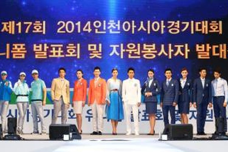 Pakaian-pakaian yang akan dipakai panitia pada penyelenggaraan Asian Games 2014 di Incheon, Korea Selatan.