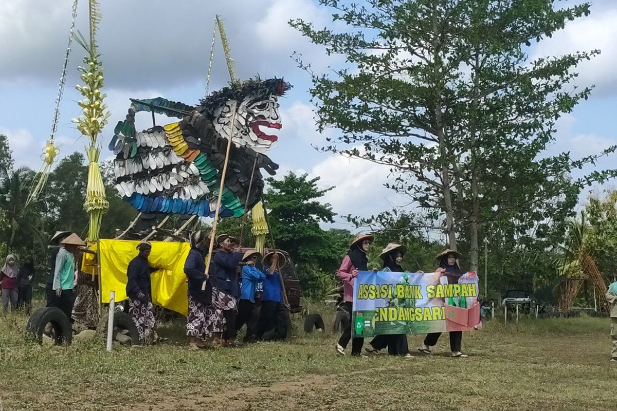 Wayang-wayangan bentuk tokoh Semar menjadi perhatian warga di merti desa Kalurahan Sendangsari, Kapanewon Pengasih, Kabupaten Kulon Progo, Daerah Istimewa Yogyakarta. Wayang-wayangan ini dibikin dengan ukuran 3x2,5 meter dari bahan sandal jepit bekas.