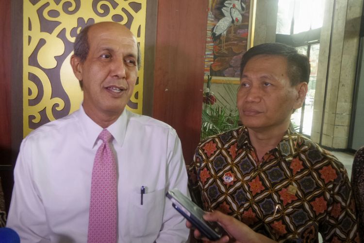 Wakil Tetap Republik Indonesia pada Perserikatan Bangsa-Bangsa (PBB) Hasan Kleib dan Direktur Jenderal HAM Kementerian Hukum dan HAM Mualimin Abdi saat memberikan keterangan terkait tindak lanjut hasil laporan HAM oleh tim kerja UPR di gedung Sekretariat Jenderal Kementerian Hukum dan HAM, Kuningan, Jakarta Selatan, Kamis (18/5/2017).