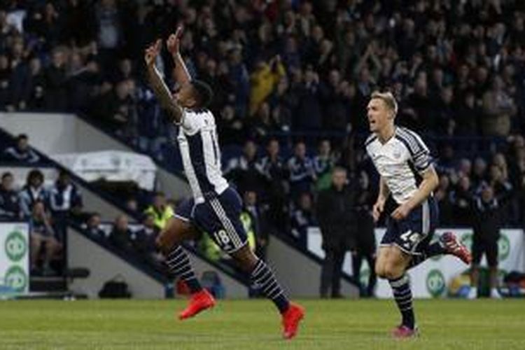 Striker Saido Berahino (kiri) mencetak gol bagi West Bromwich Albion ke gawang Chelsea pada laga Premier League di Stadion The Hawthorns, West Bromwich, Senin (18/5/2015).