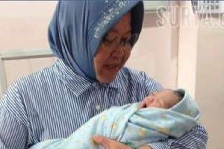 CUCU PERTAMA RISMA - Gwen Syareefa Benardi dalam gendongan Wali Kota Surabaya, Tri Rismaharini, Sabtu (9/7/2016). 
