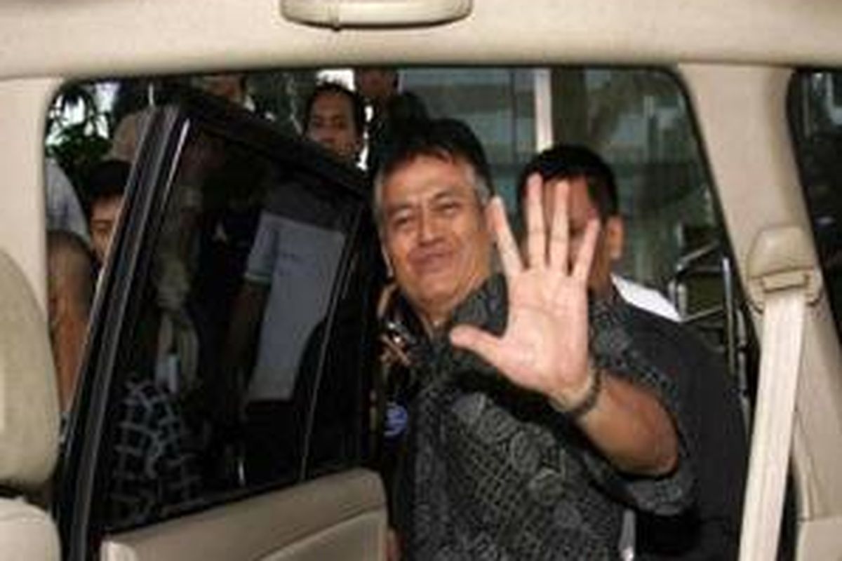 M Iqbal melambai usai diperiksa penyidik KPK di Jakarta, Senin (13/10).