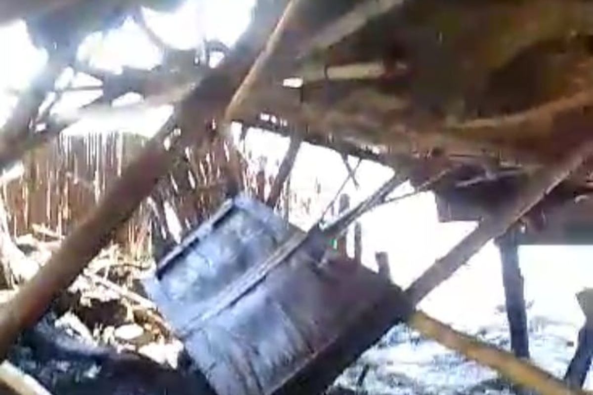 Foto: Dampak banjir rob di Dusun Pesisir, Desa Landangan, Kecamatan Kapongan, Kabupaten Situbondo, Provinsi Jawa Timur yang merusak bangunan rumah dan kandang sapi milik warga pada Jumat (10/5/2024).