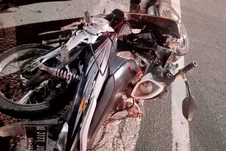 Motor Honda Supra X hitam AB 3177 JQ remuk dan ringsek setelah menabrak mobil Toyota Kijang Inova putih AB 1992 PP di jalan raya pada Padukuhan Milir, Kalurahan Kedungsari, Kapanewon Pengasih, Kabupaten Kulon Progo, Daerah Istimewa Yogyakarta. Pengendara motor tewas.