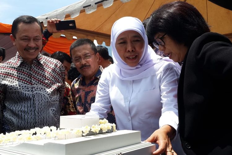 Gubernur Jawa Timur, Khofifah Indar Parawansa bersama istri Munir, Suciwati dalam peletakan batu pertama pembangunan Museum HAM Munir di Kota Batu, Jawa Timur, Minggu (8/12/2019).