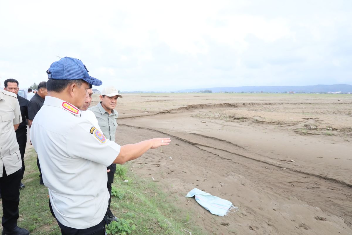 Menteri Dalam Negeri (Mendagri) Muhammad Tito Karnavian selaku Ketua Satuan Tugas (Kasatgas) Percepatan Rehabilitasi dan Rekonstruksi Pascabencana Wilayah Sumatera, meninjau langsung lahan persawahan yang tertutup lumpur akibat banjir di Kecamatan Meurah Dua, Kabupaten Pidie Jaya, Aceh, Sabtu (21/2/2026).
